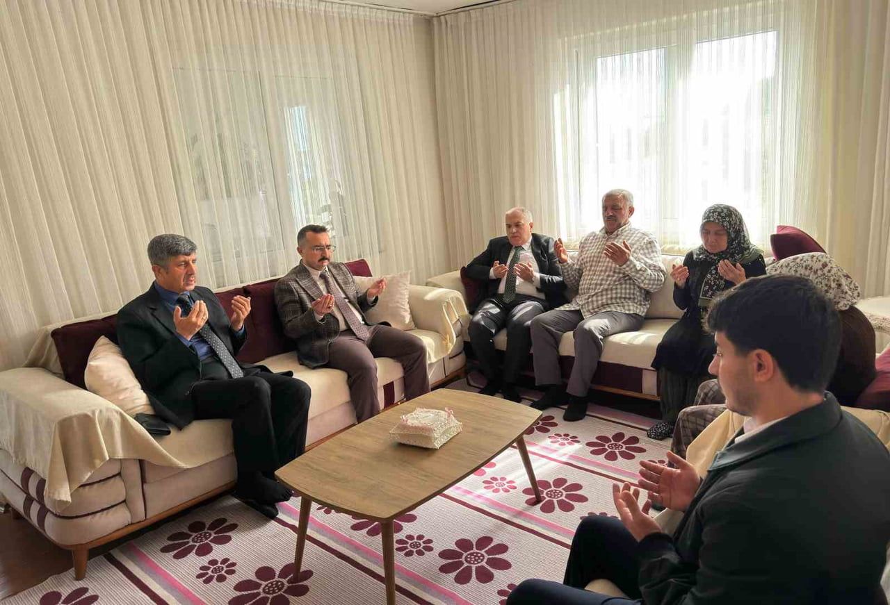 MERSİN’İN ANAMUR İLÇESİNDE 29 EKİM CUMHURİYET BAYRAMI DOLAYISIYLA ŞEHİT AİLELERİNE YÖNELİK VEFA...