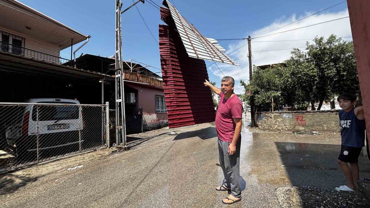 MAHALLEDE YAŞAYAN OSMAN ÜNAL, ADANA’DA SÜPER HÜCRE OLUŞTUĞUNU SÖYLEYEREK, “BUNUN SONUCUNDA EVİMİN...