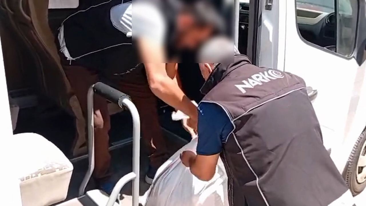 MERSİN'DE POLİS EKİPLERİNCE DÜZENLENEN UYUŞTURUCU OPERASYONUNDA 15 KİLO 538 GRAM ESRAR ELE...