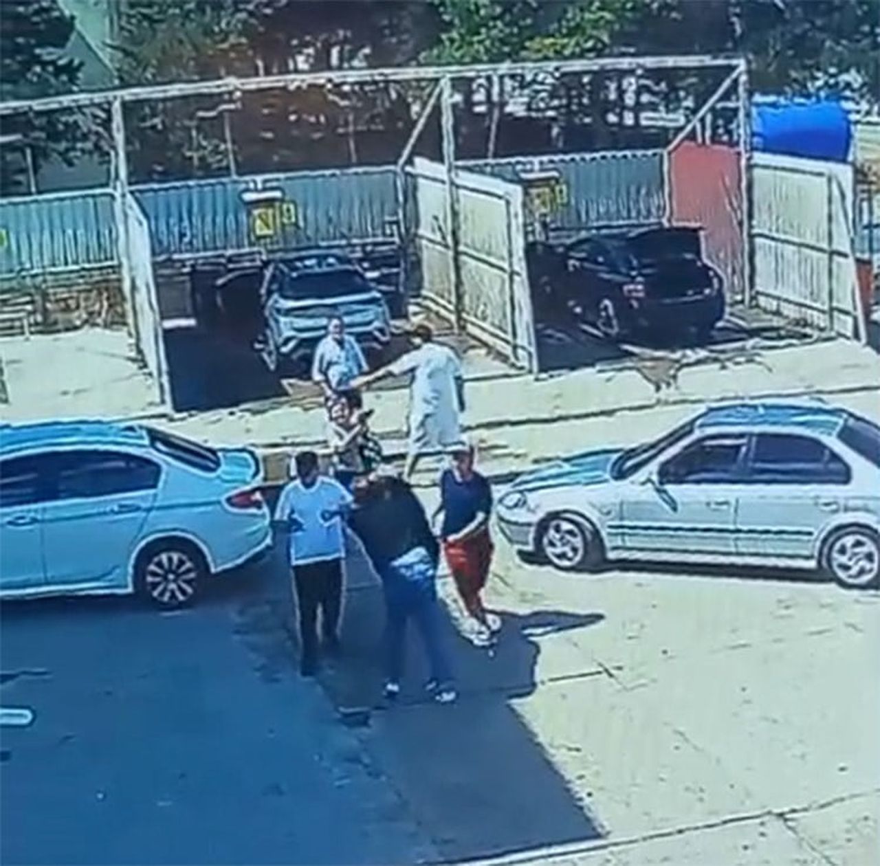 KAVGA ANI GÜVENLİK KAMERASINA YANSIDI.