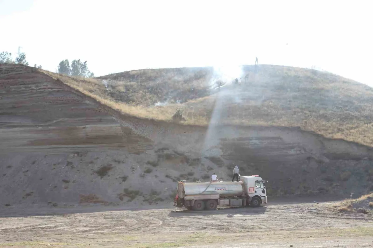 BİTLİS’İN AHLAT İLÇESİNDE ÇARHO MEVKİİNDE KURUMUŞ OTLARIN BULUNDUĞU ALANDA ÇIKAN ÖRTÜ YANGINI...