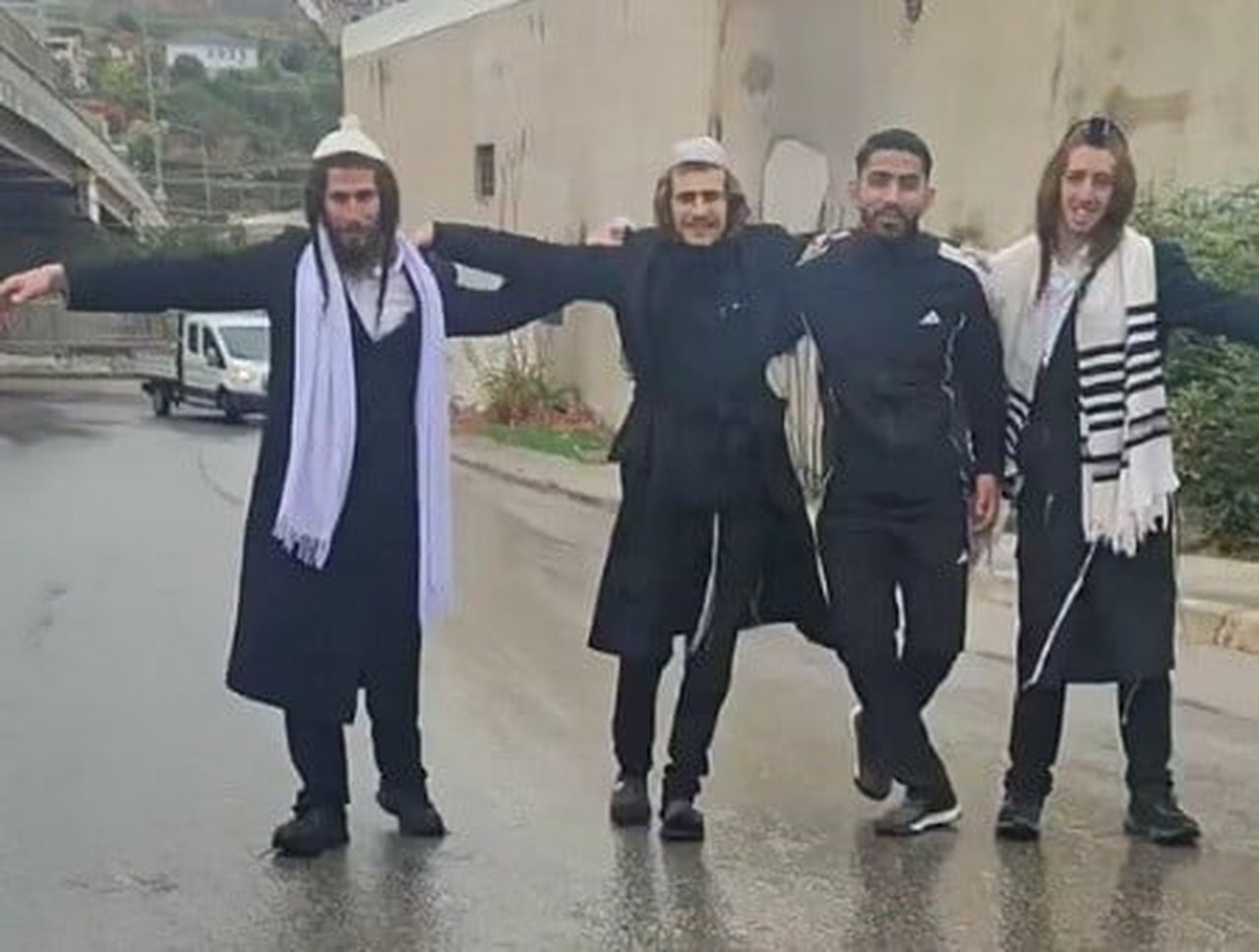 İZMİR'İN KONAK İLÇESİNDEKİ GÜRÇEŞME MUSEVİ MEZARLIĞI ÇEVRESİNDE BİR GRUP YAHUDİ, İSRAİL BAŞBAKANI...