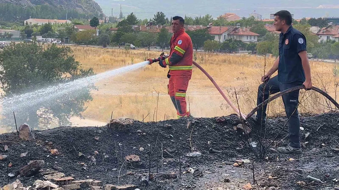 MUĞLA’NIN MENTEŞE İLÇESİ ORHANİYE MAHALLESİ DÜĞEREK YOLU ÜZERİNDE ZİRAAT ALANINDA BAŞLAYAN YANGIN...