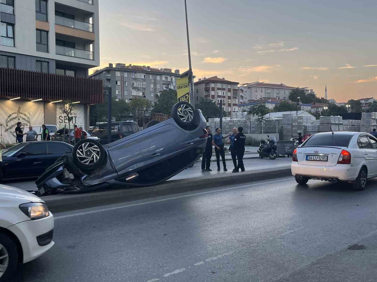 İSTANBUL GÜNGÖREN’DE SEYİR HALİNDEKİ OTOMOBİL, PARK HALİNDEKİ TAKSİYE ÇARPARAK TAKLA...