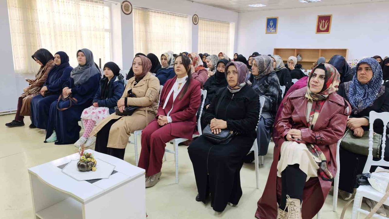 MUŞ’TA AİLE DESTEK MERKEZİ’NDE DÜZENLENEN PROGRAMDA KADINLARA VE ANNELERE BAĞIMLILIKLA MÜCADELE...