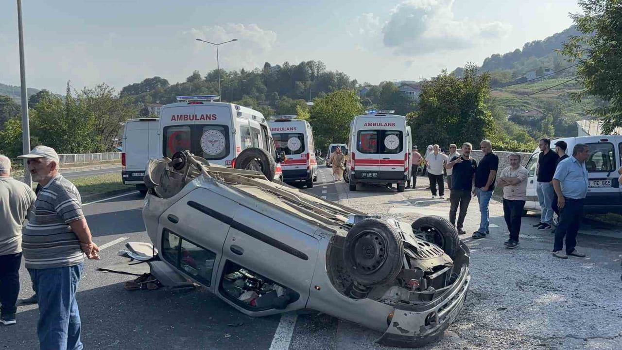 DÜZCE-ZONGULDAK BAĞLANTI YOLUNDA TIR İLE OTOMOBİLİN ÇARPIŞTIĞI KAZADA TAKLA ATAN OTOMOBİLDE Kİ 4...