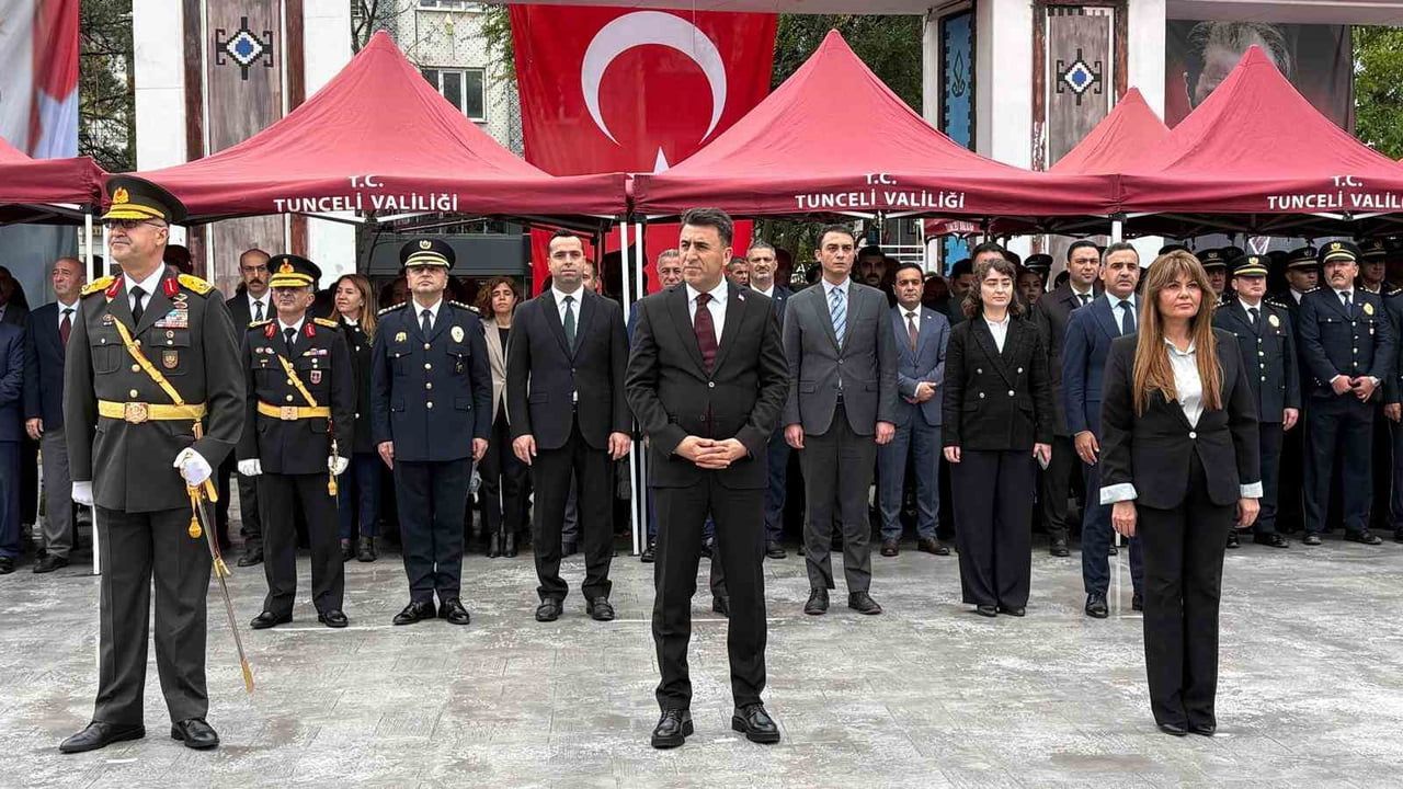 TUNCELİ'DE KUTLAMALAR, YERALTI ÇARŞISI ÜSTÜNDEKİ ATATÜRK HEYKELİNE ÇELENK SUNMA TÖRENİYLE...