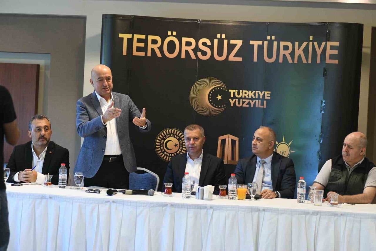 ÇANAKKALE’DE MERKEZ İLÇE MUHTARLARI İLE BİR ARAYA GELEN AK PARTİ ÇANAKKALE MİLLETVEKİLİ AYHAN...