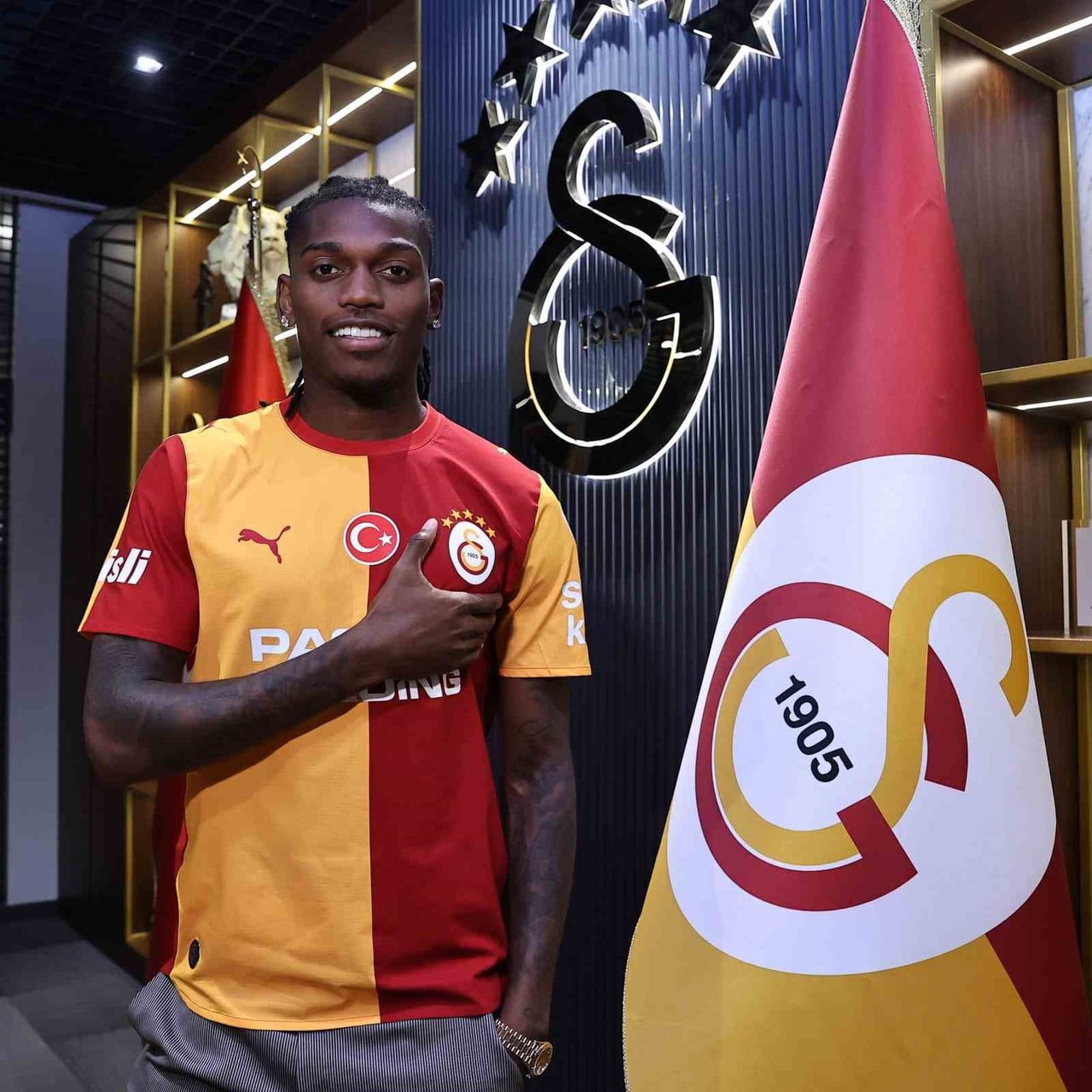 GALATASARAY, YENİ TRANSFERİ RAFAEL LEAO İLE 4 YILLIK SÖZLEŞME İMZALADIĞINI VE FUTBOLCUNUN...