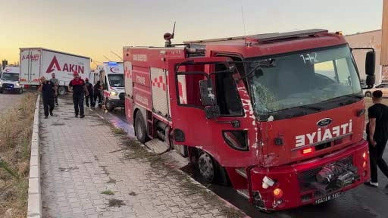 Uşak'ta itfaiye aracı ile kamyon çarpıştı: 1 ölü, 2 yaralı