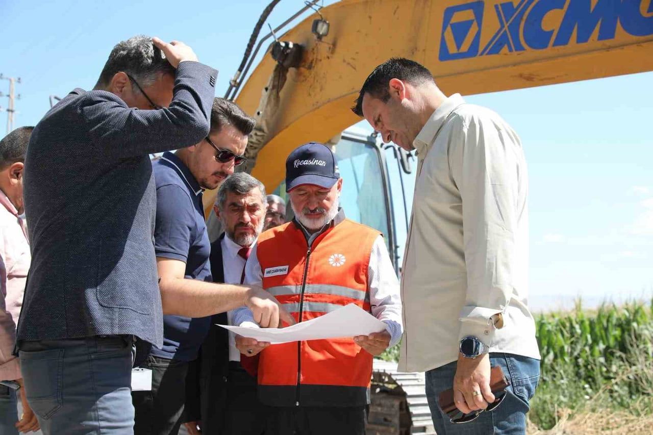 KOCASİNAN BELEDİYE BAŞKANI AHMET ÇOLAKBAYRAKDAR, ELAGÖZ MAHALLESİ’NDE DEVAM EDEN DOĞAL GAZ ALTYAPI...
