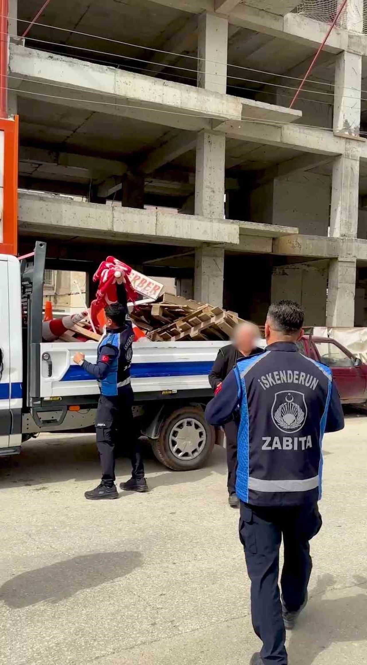 HATAY'IN İSKENDERUN İLÇESİNDE KALDIRIM İŞGALLERİNE YÖNELİK DENETİM GERÇEKLEŞTİREN İSKENDERUN...