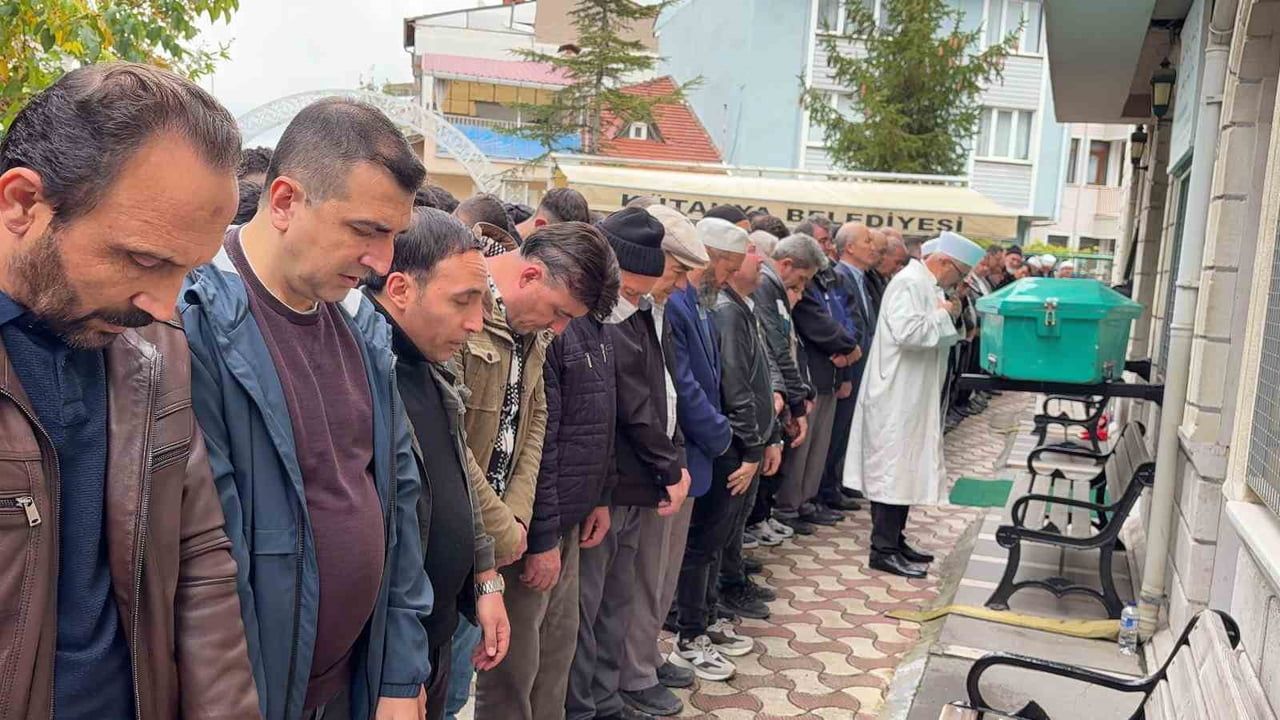 KÜTAHYA’DA TRENİN ÇARPTIĞI 18 YAŞINDAKİ GENÇ TOPRAĞA VERİLDİ