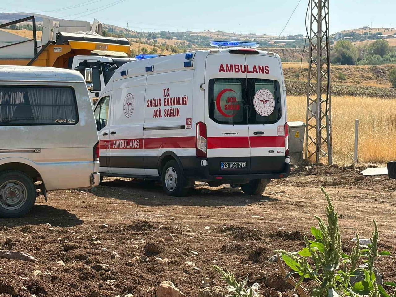 ELAZIĞ’DA YÜKLEME YAPARKEN KAMYONUN ÜZERİNDEN DÜŞEN ŞAHIS YARALANDI