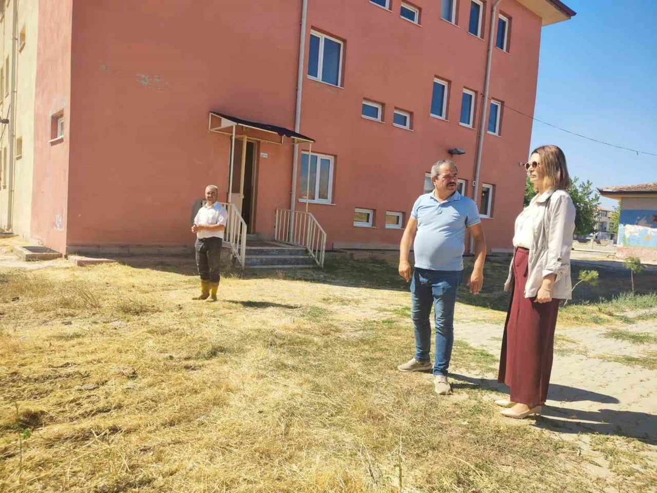 ALTINTAŞ’TA KÖY OKULLARINDA TADİLAT ÇALIŞMALARI SÜRÜYOR