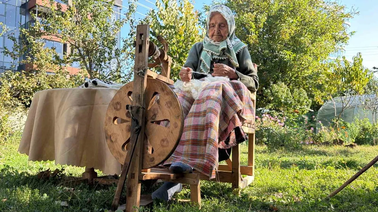 BOLU’DA YAŞAYAN 90 YAŞINDAKİ MÜMTAZE KARADAŞ, KENDİ KENDİNE ÖĞRENDİĞİ ÇIKRIKLA YARIM ASIRDIR...