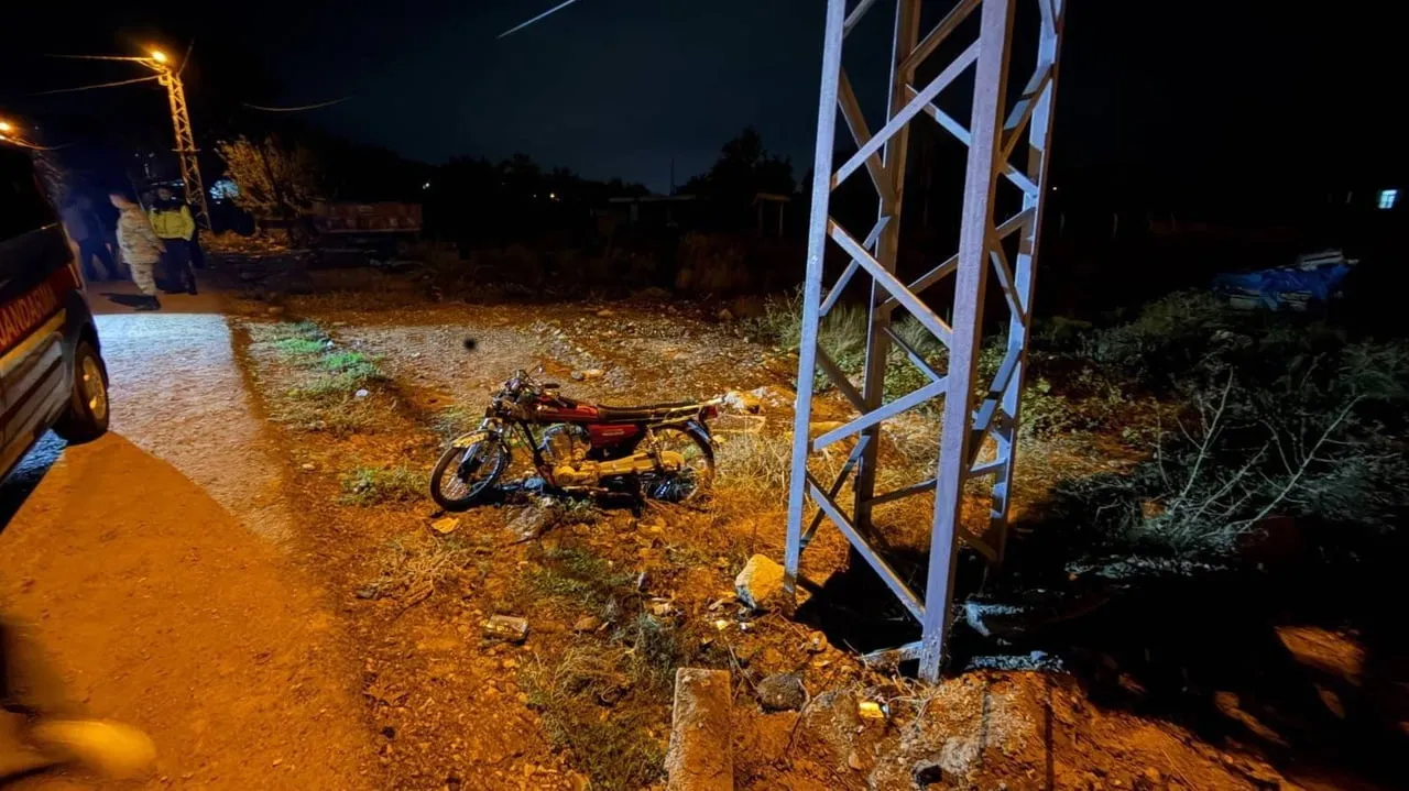 ADIYAMAN'IN GÖLBAŞI İLÇESİNDE ELEKTRİK DİREĞİNE ÇARPAN MOTOSİKLET SÜRÜCÜSÜ HAYATINI...