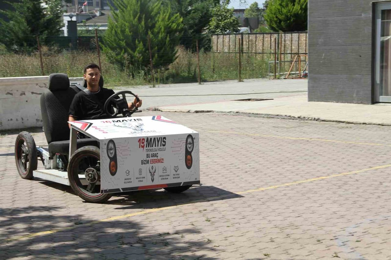 SAMSUN ÇARŞAMBA'DA ÖĞRENCİLER HURDA MALZEMELERDEN ELEKTRİKLİ ARAÇ ÜRETTİ.