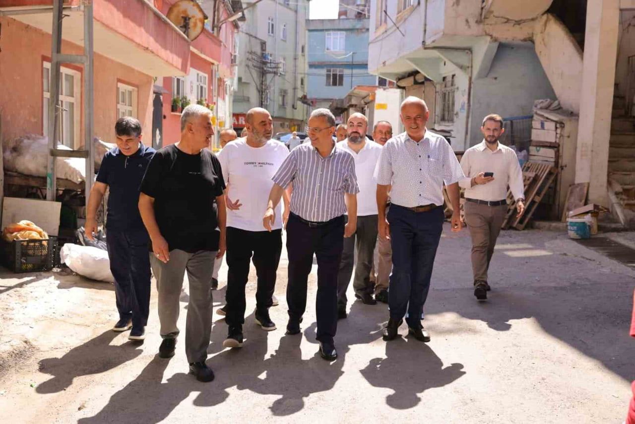 İLKADIM BELEDİYE BAŞKANI İHSAN KURNAZ, MAHALLE ZİYARETLERİNE DEVAM EDİYOR. ORTADAKİ ÇİZGİ GÖMLEKLİ...