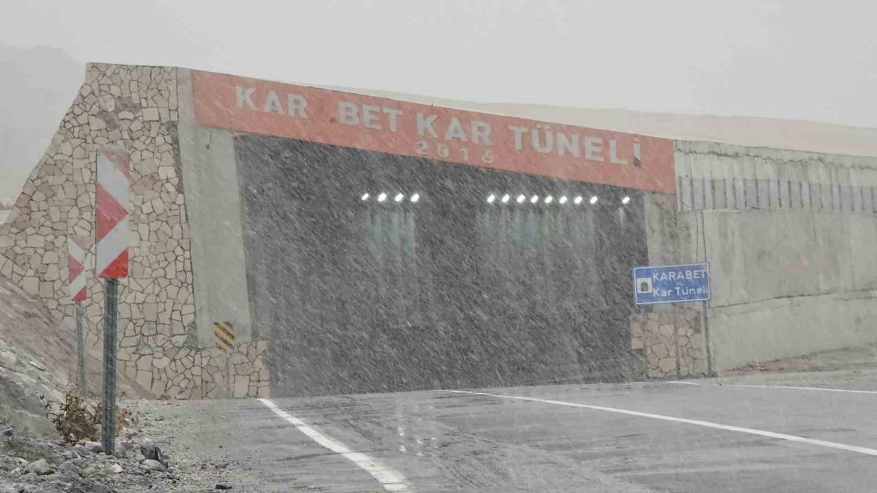VAN-BAHÇESARAY YOLU ÜZERİNDE BULUNAN 3 BİN RAKIMLI KARABET GEÇİDİ'NDE SİS VE KAR YAĞIŞI ETKİLİ...