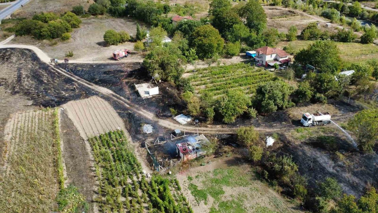 KARABÜK'ÜN SAFRANBOLU İLÇESİNDE ÇIKAN OT YANGININDA ALEVLERİN SIÇRADIĞI BARAKA TAMAMEN YANARAK...