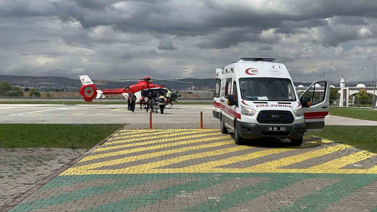 SİVAS'IN SUŞEHRİ İLÇESİNDE MEYDANA GELEN TRAFİK KAZASINDA YOLCU MİNİBÜSÜ ŞARAMPOLE UÇTU, İLK...