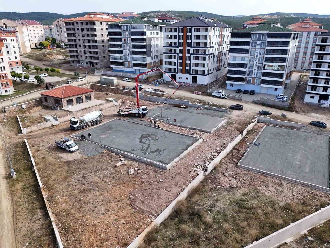 AKDAĞMADENİ BELEDİYESİ TARAFINDAN İLÇENİN SEYRANTEPE MAHALLESİNDE YAPIMINA BAŞLANAN 100. YIL SPOR...