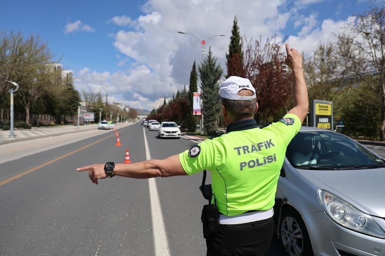 DÜZCE'DE POLİS VE JANDARMA EKİPLERİ TARAFINDAN YAPILAN DENETİMLERDE 8 BİN 812 ARAÇ, BİN 665...
