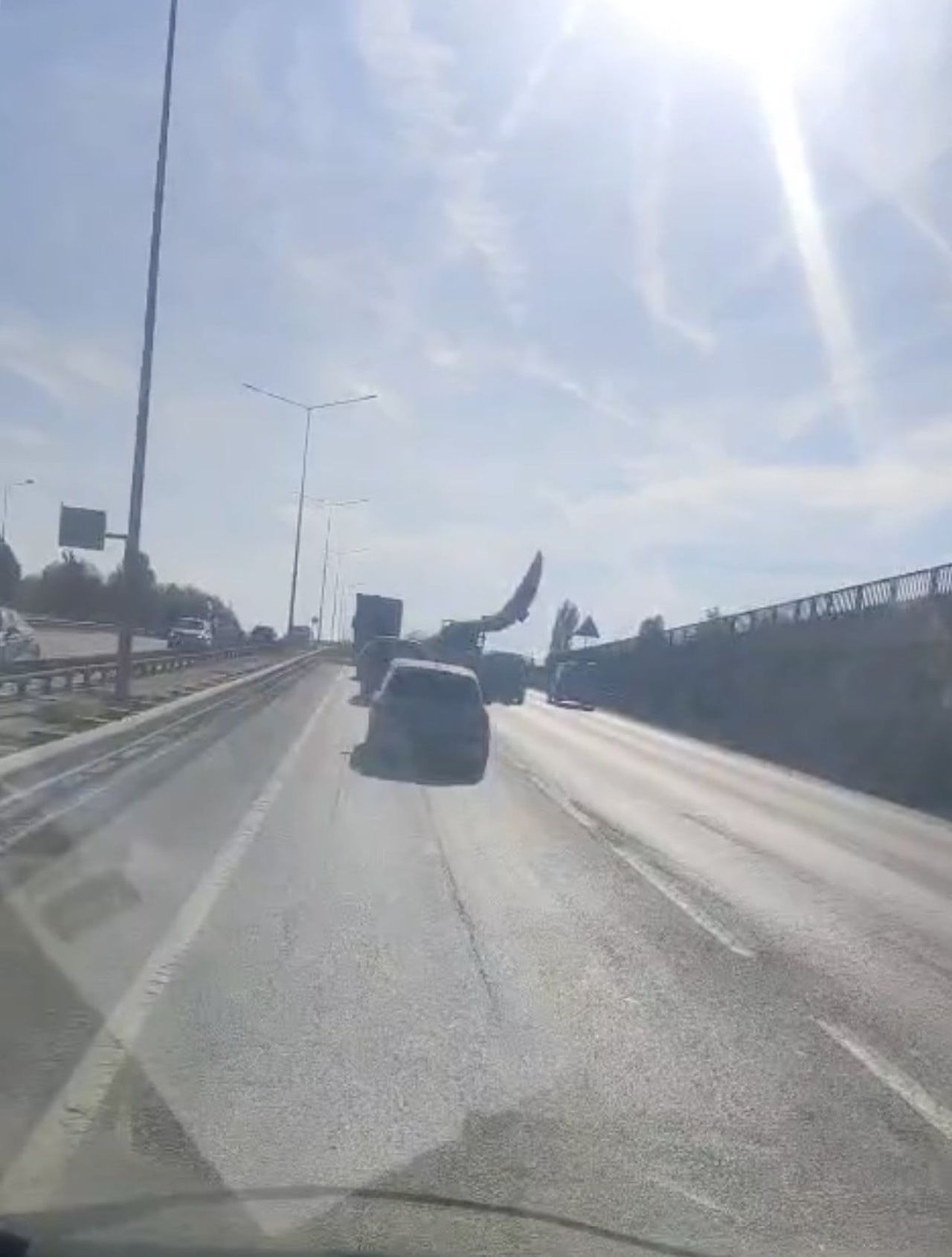 ESKİŞEHİR ÇEVREYOLUNDA TIR İLE TAŞINAN RÜZGAR TÜRBİNİ KANADI, YOLUN İKİ ŞERİDİNİ KAPATMASI...