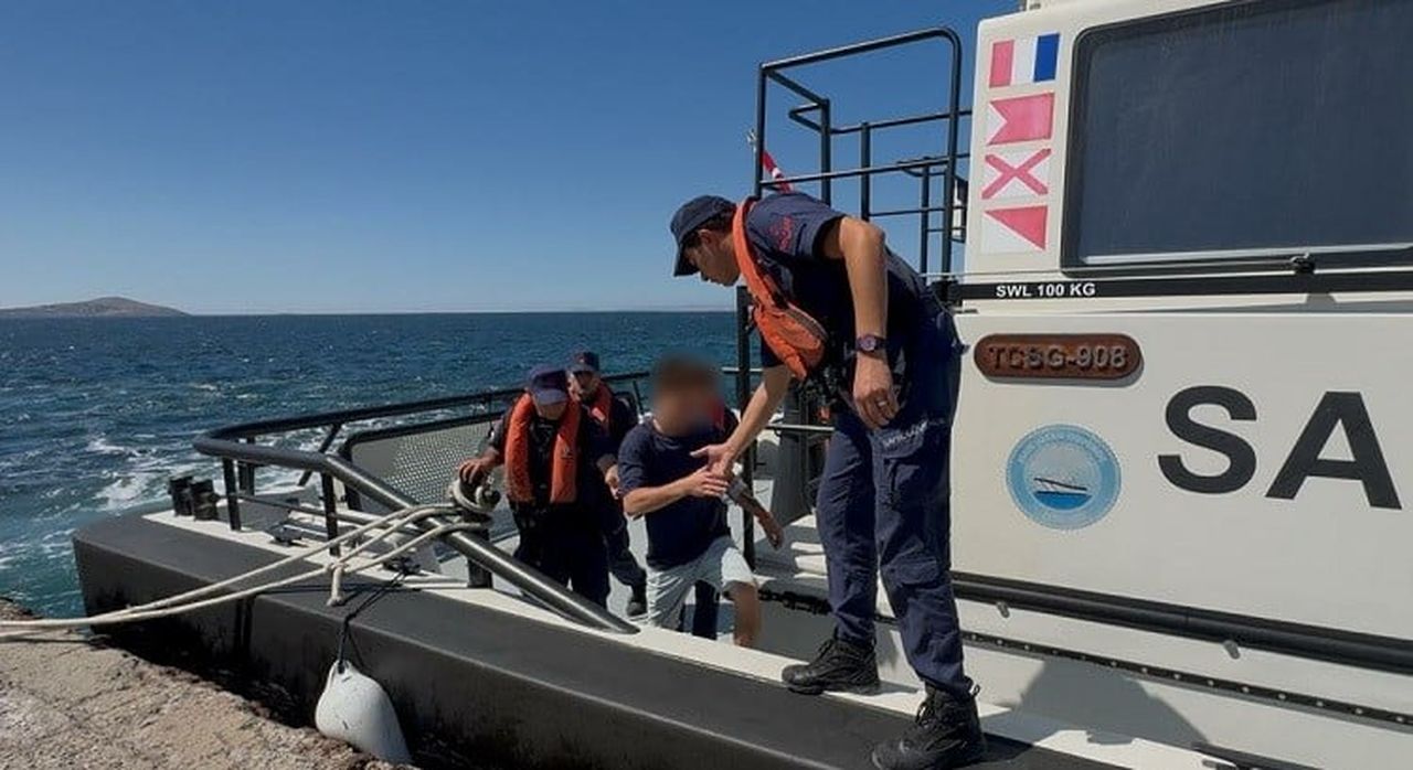 ÇANAKKALE'NİN BOZCAADA İLÇESİ AÇIKLARINDA GEMİ İÇERİSİNDE RAHATSIZLANAN PERSONEL SAHİL GÜVENLİK...