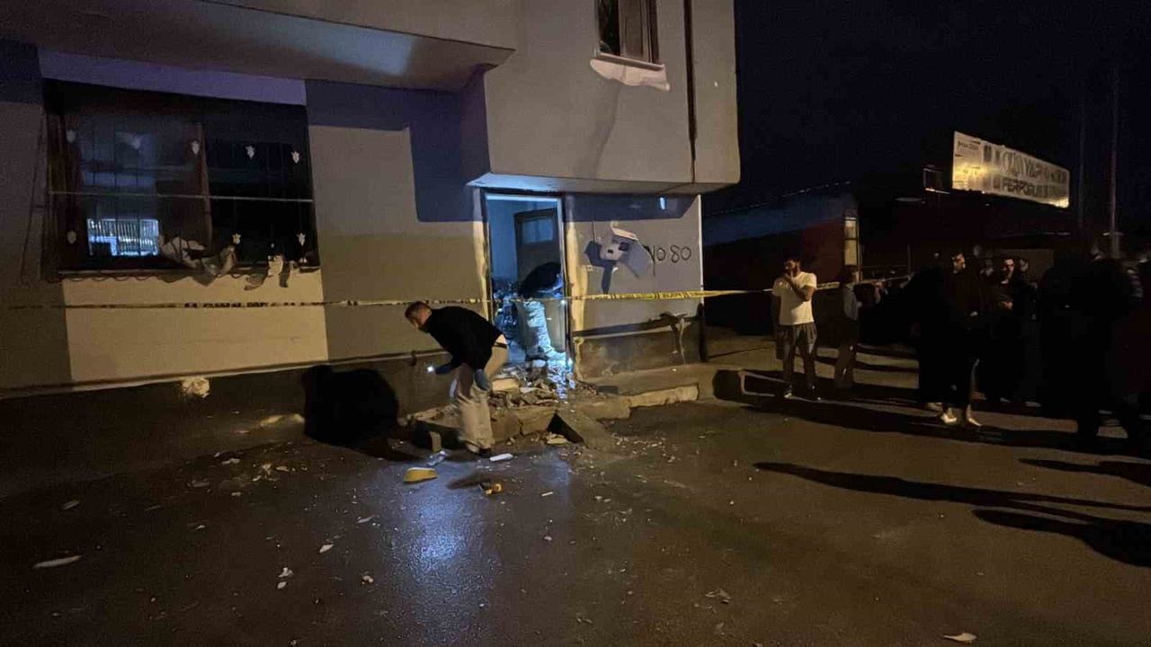 ADANA'DA BİR EVE, MOTOSİKLETLE GELEN KİMLİĞİ BELİRSİZ 2 KİŞİ TARAFINDAN EL YAPIMI PATLAYICI...
