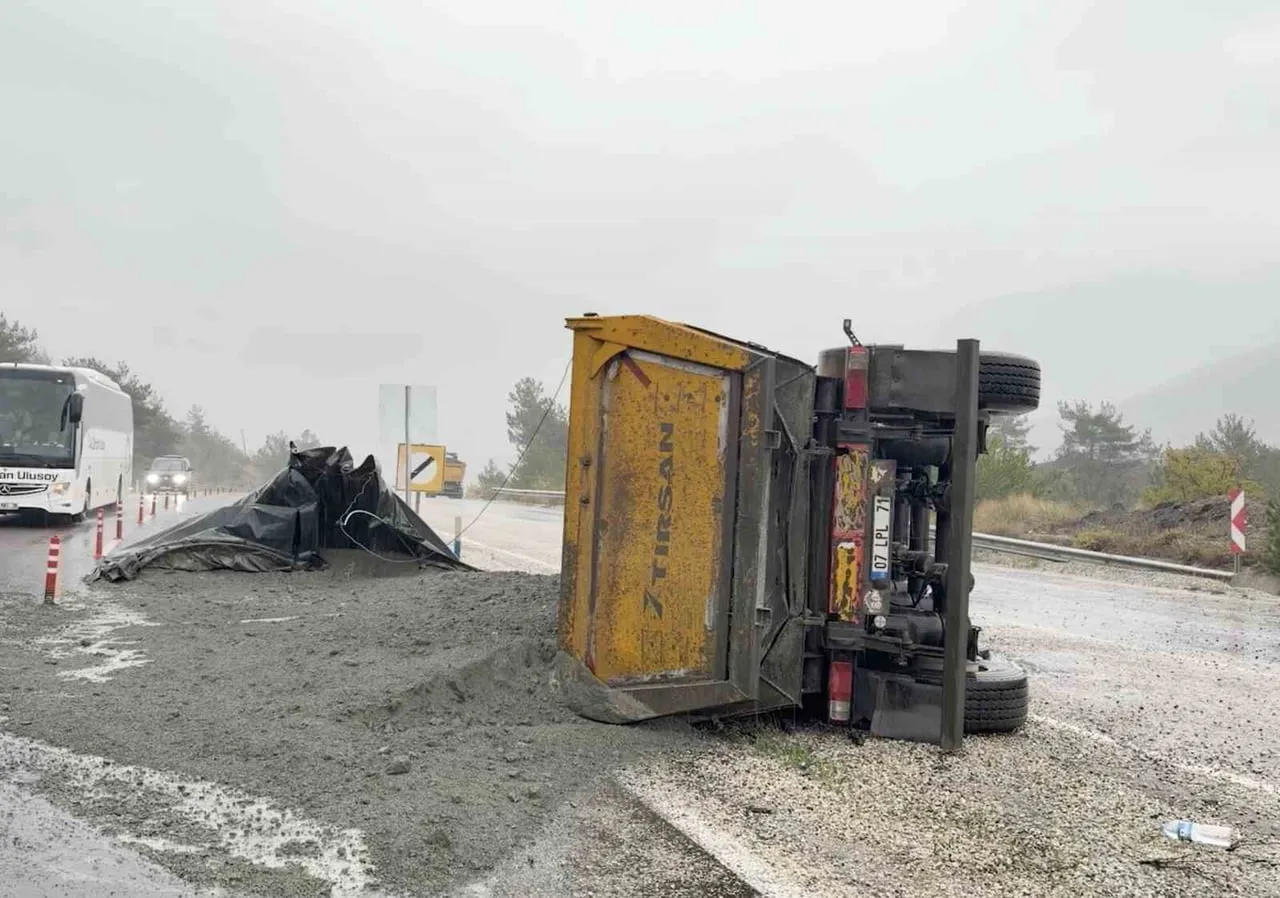 KASTAMONU’NUN HANÖNÜ İLÇESİNDE YAĞIŞIN ETKİLİ OLDUĞU YOLDA KAYARAK DEVRİLEN HAFRİYAT KAMYONUNUN...