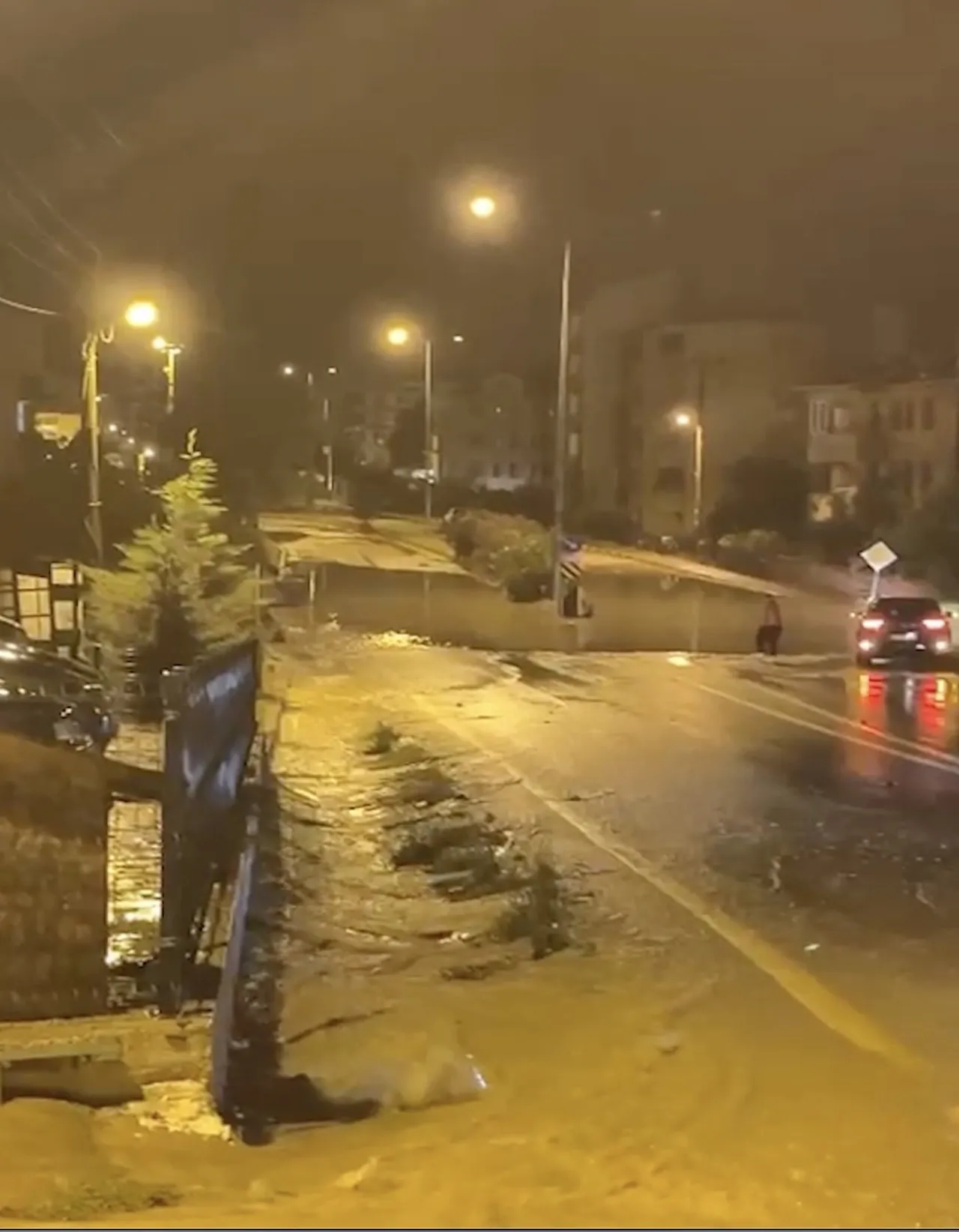 KASTAMONU'NUN CİDE İLÇESİNDE ETKİLİ OLAN KUVVETLİ SAĞANAK SEBEBİYLE CADDE VE SOKAKLARDA SU...