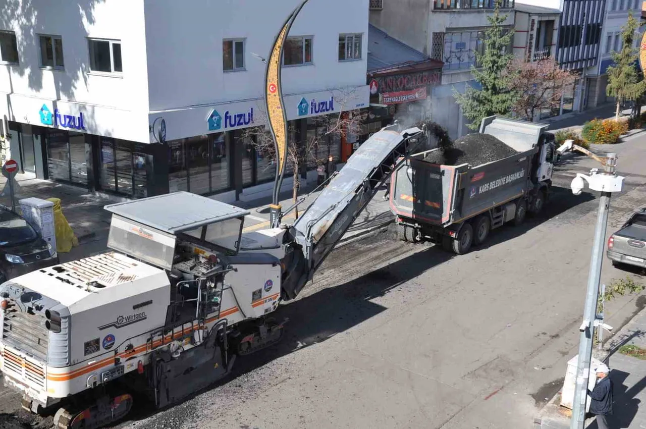 KARS’TA KAR YAĞMADAN ASFALT SEFERBERLİĞİ: KAZIMPAŞA CADDESİ’NDE SÖKÜM...