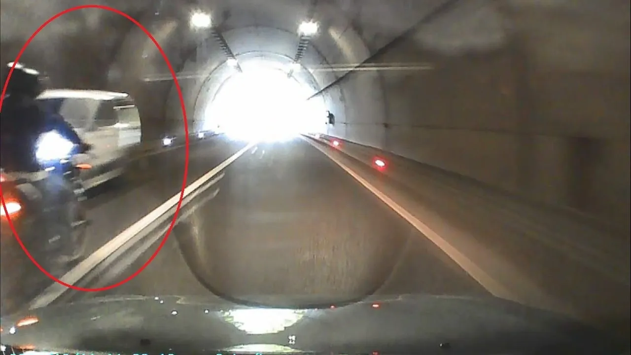 ORDU'DA TRAFİKTE SEYİR HALİNDEYKEN KARŞI ŞERİDE GEÇEREK TRAFİĞİ TEHLİKEYE SOKAN MOTOSİKLET...