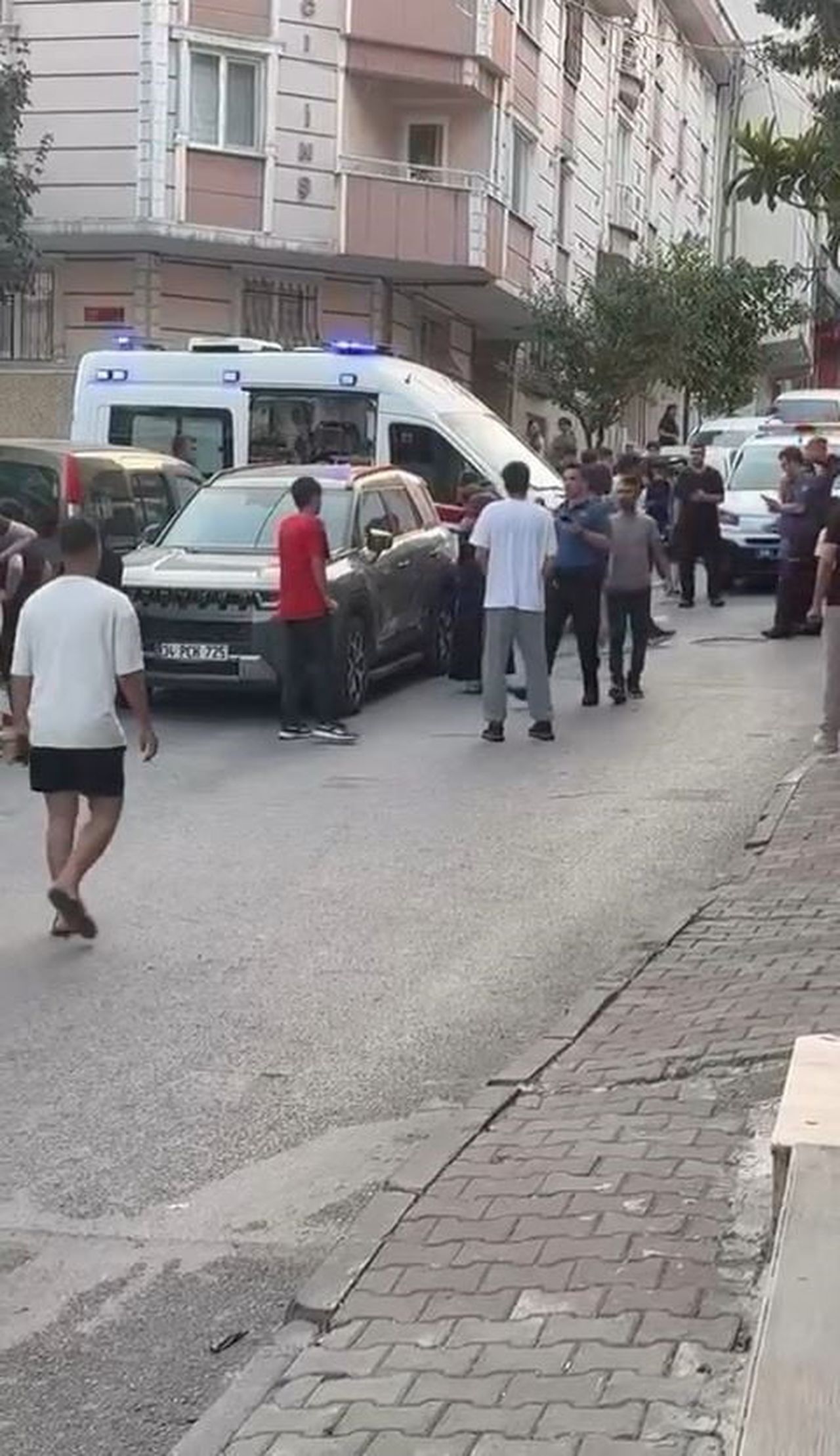KÜÇÜKÇEKMECE’DE İKİ AİLE ARASINDA ÇIKAN SİLAHLI KAVGA SIRASINDA YOLDAN GEÇEN 1'İ ÇOCUK 2 KİŞİ...