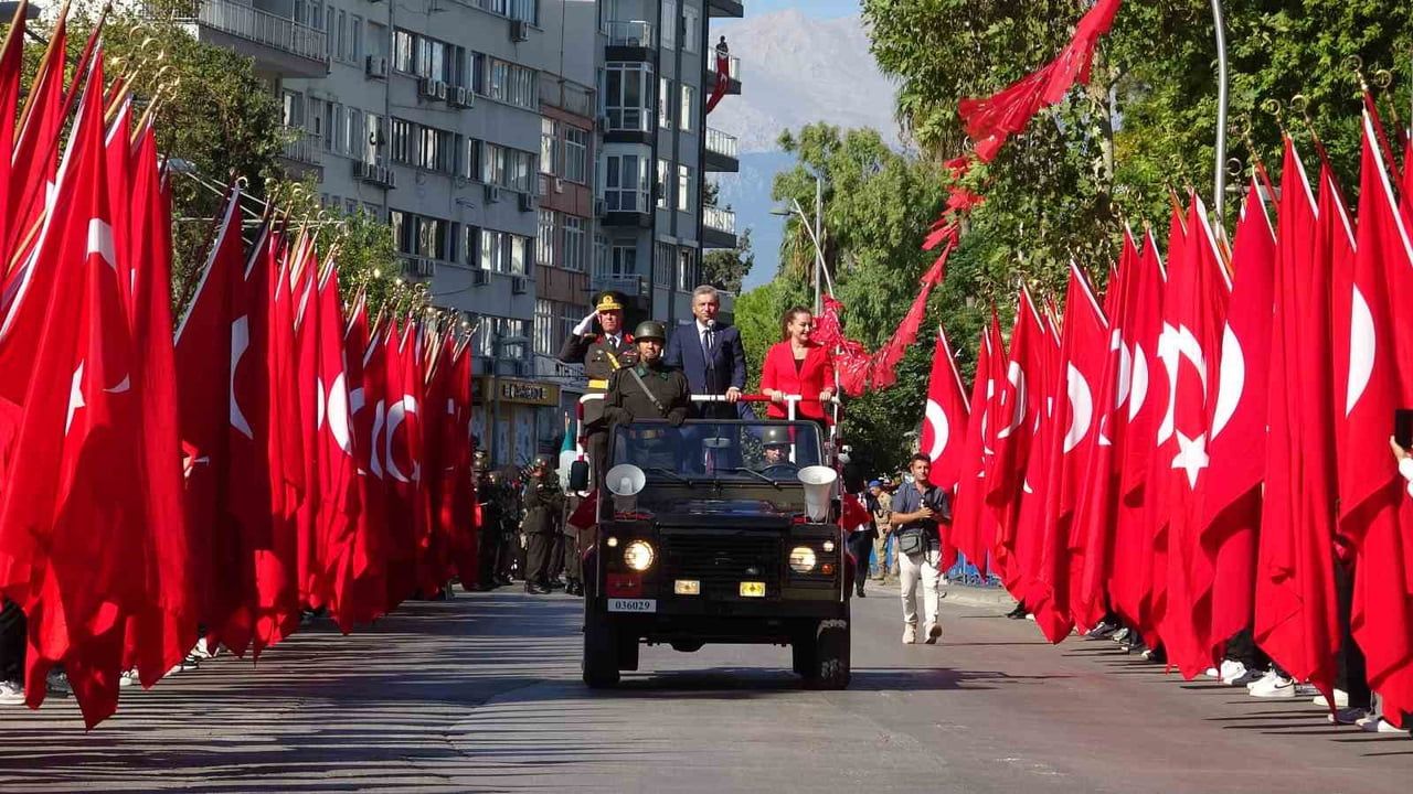 ANTALYA'DA 30 AĞUSTOS ZAFER BAYRAMI'NIN 104. YILI CUMHURİYET MEYDANI'NDA DÜZENLENEN ÇELENK SUNUMU...