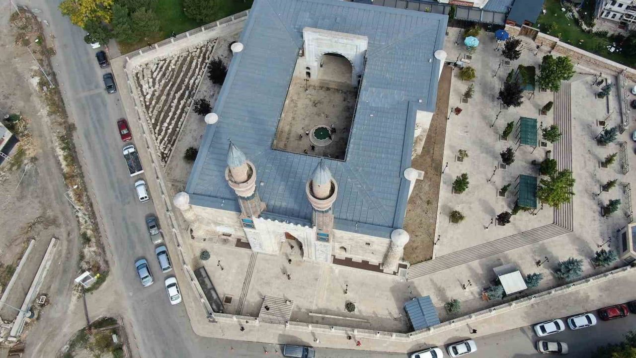 ANKARA VE İSTANBUL’DAN GELEN ZİYARETÇİLER TARİHİ GÖK MEDRESEYİ GEZERKEN SİVAS’A HAYRAN...