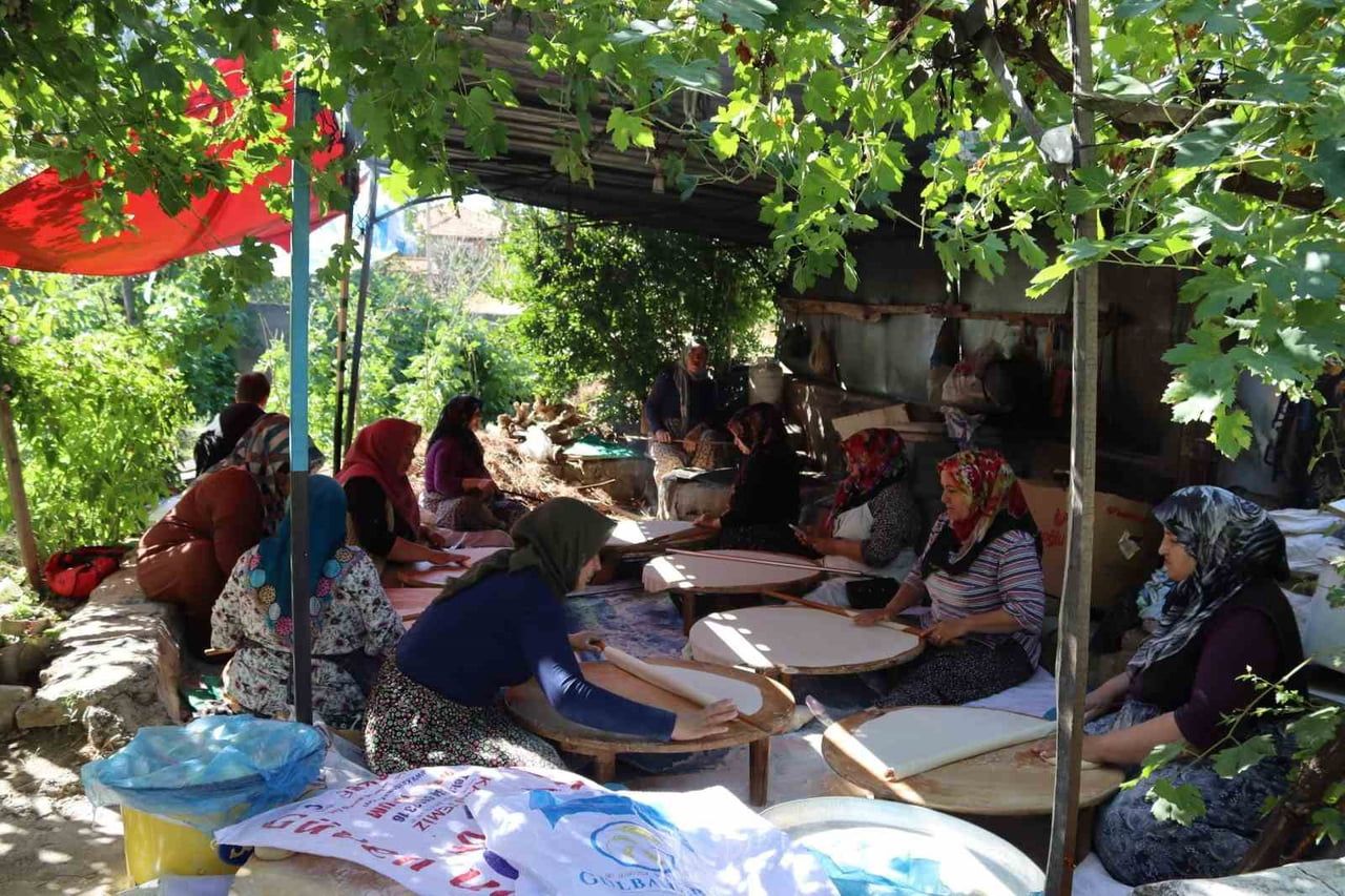 ÇORUM’UN OSMANCIK İLÇESİNDE KADINLAR, KIŞ AYLARINDA TÜKETİLMEK ÜZERE HAZIRLANAN YUFKA EKMEKLERİNİ...