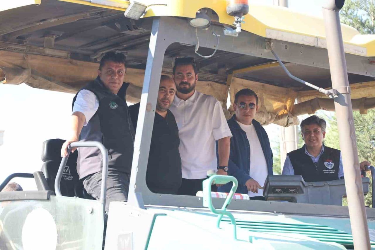 BAŞKAN DURGUT ASFALT MAKİNESİNİN BAŞINA GEÇTİ, İLK SERİMİ BAŞLATTI