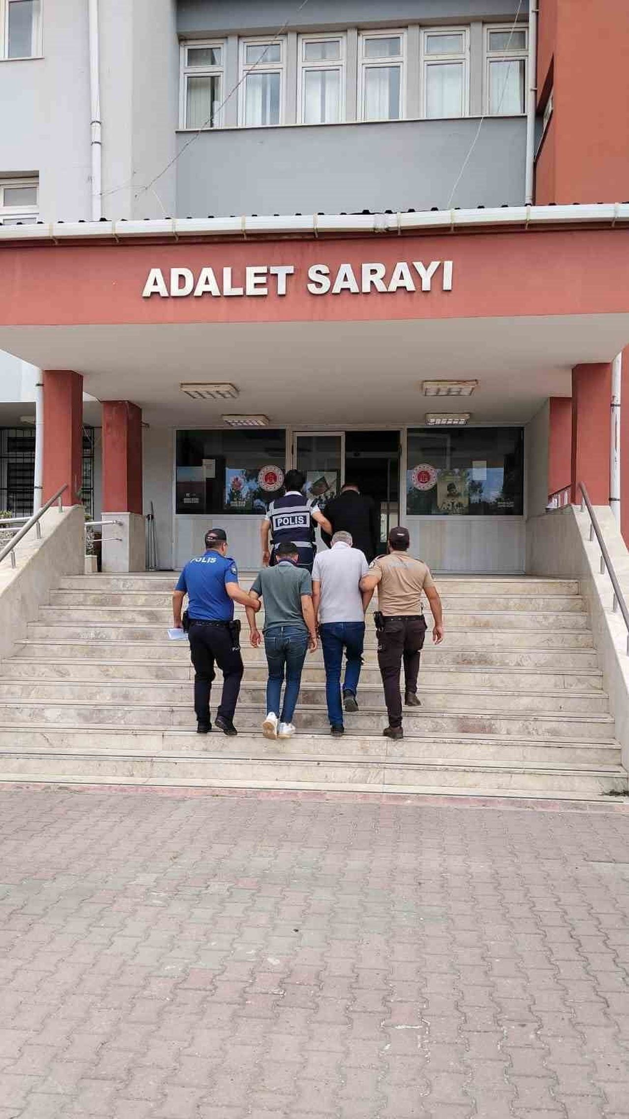 İMAMOĞLU’NDA UYUŞTURUCU OPERASYONU: 3 GÖZALTI, 1 TUTUKLAMA