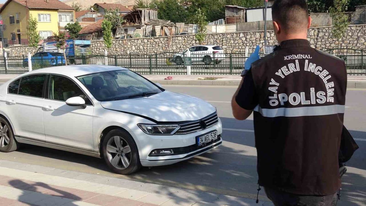 OTOMOBİLİN ÇARPTIĞI YAŞLI ADAM HAYATINI KAYBETTİ