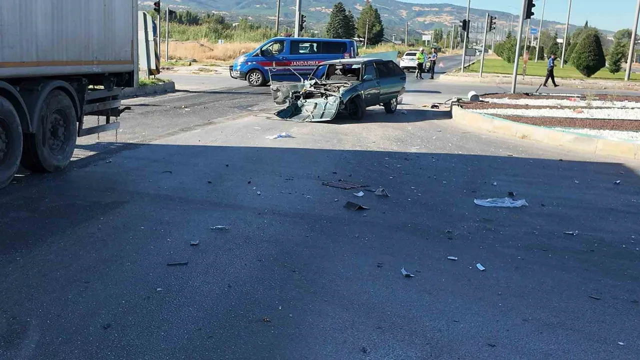GEDİZ’DE TIR İLE OTOMOBİLİN KARIŞTIĞI KAZADA 2 KİŞİ YARALANDI