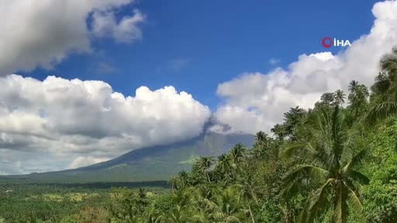 Filipinler'de bulunan Mayon Yanardağı'nda meydana gelen patlama nedeniyle alarm seviyesi 3'e...