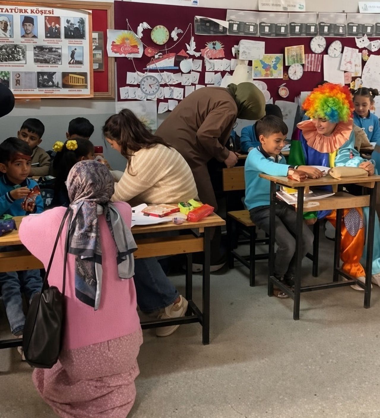 ERZİNCAN'DA ÜNİVERSİTELİ GÖNÜLLÜLER KÖY OKULUNDAKİ ÇOCUKLARI SEVİNDİRDİ