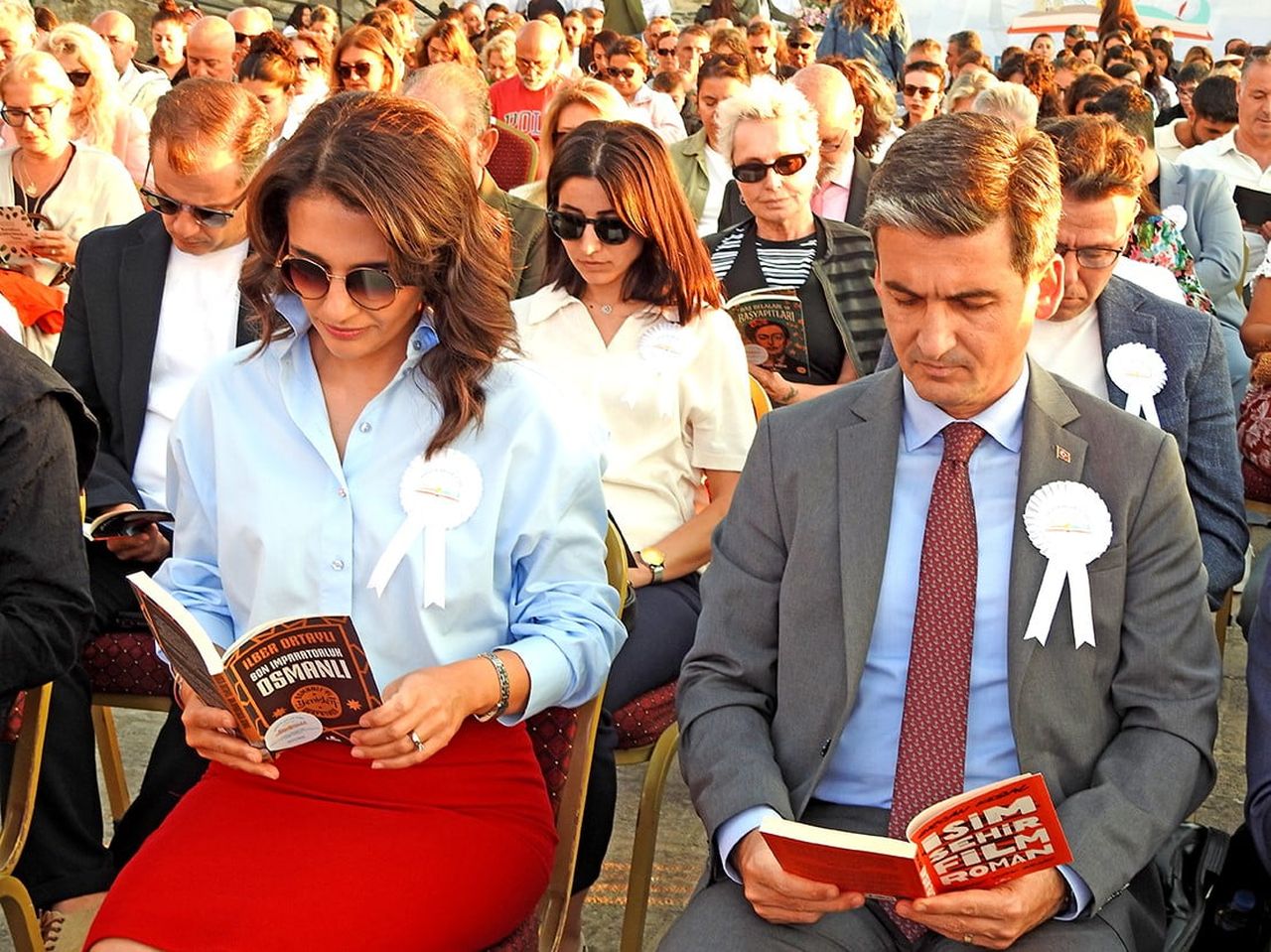 ÇEŞME KAYMAKAMI MEHMET MARAŞLI, PROJE KOORDİNATÖRÜ ARZU GÜLER MARAŞLI VE ETKİNLİĞE KATILANLAR BİR...