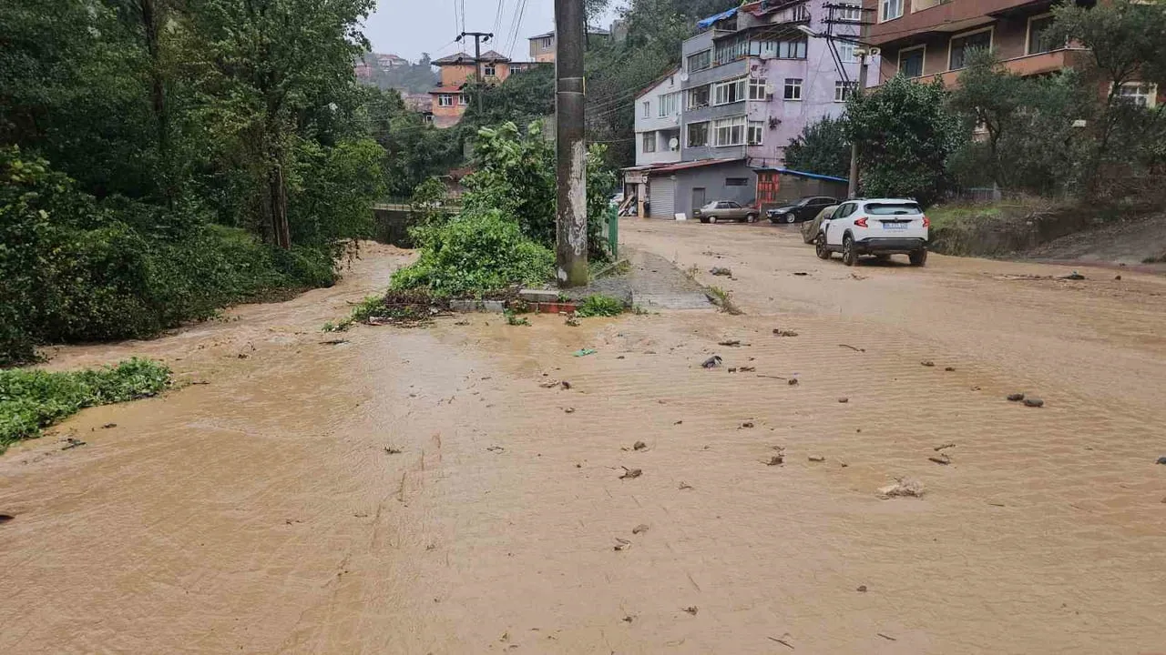 ZONGULDAK'TA SABAHA KARŞI BAŞLAYAN ŞİDDETLİ YAĞIŞ, KENT GENELİNDE HAYATI OLUMSUZ ETKİLEDİ