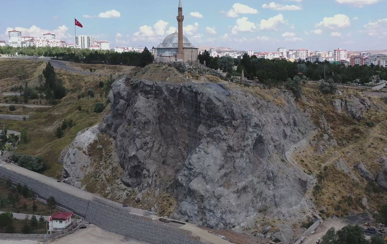 SİVAS'IN ÖNEMLİ TARİHİ VE MANEVİ MERKEZLERİNDEN YUKARI TEKKE'DE, KAYA DÜŞMESİ TEHLİKESİNE KARŞI...
