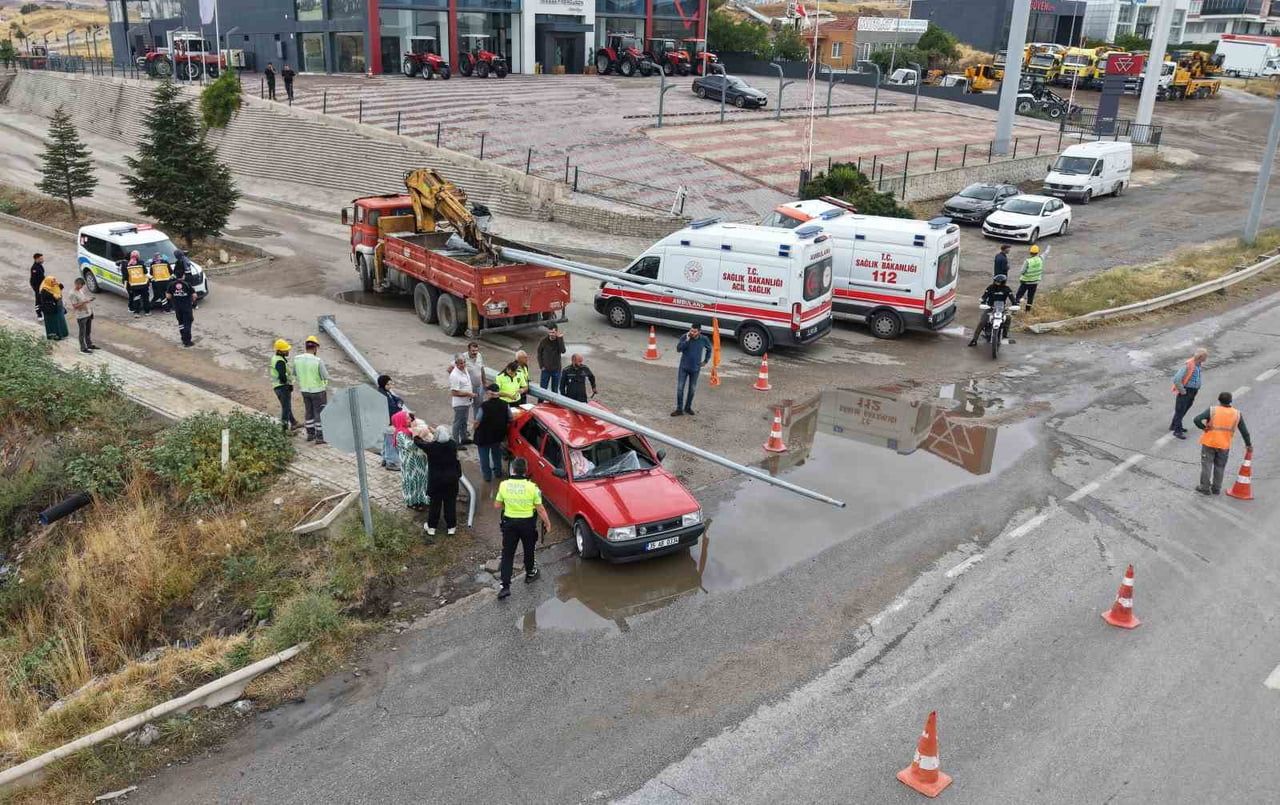 KIRIKKALE'DE VİNÇ ÜZERİNDE TAŞINAN ELEKTRİK AYDINLATMA DİREKLERİ KAMYONA TAKILARAK YOL KENARINDA...
