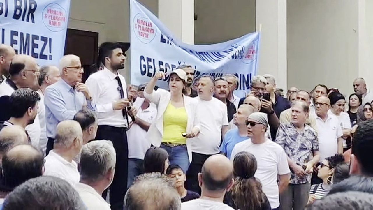 ADANA'DA SERVİS TAŞIMACILARI, BÜYÜKŞEHİR BELEDİYESİ'NİN YENİ SERVİS PLAKASI İHALE KARARINA EYLEM...